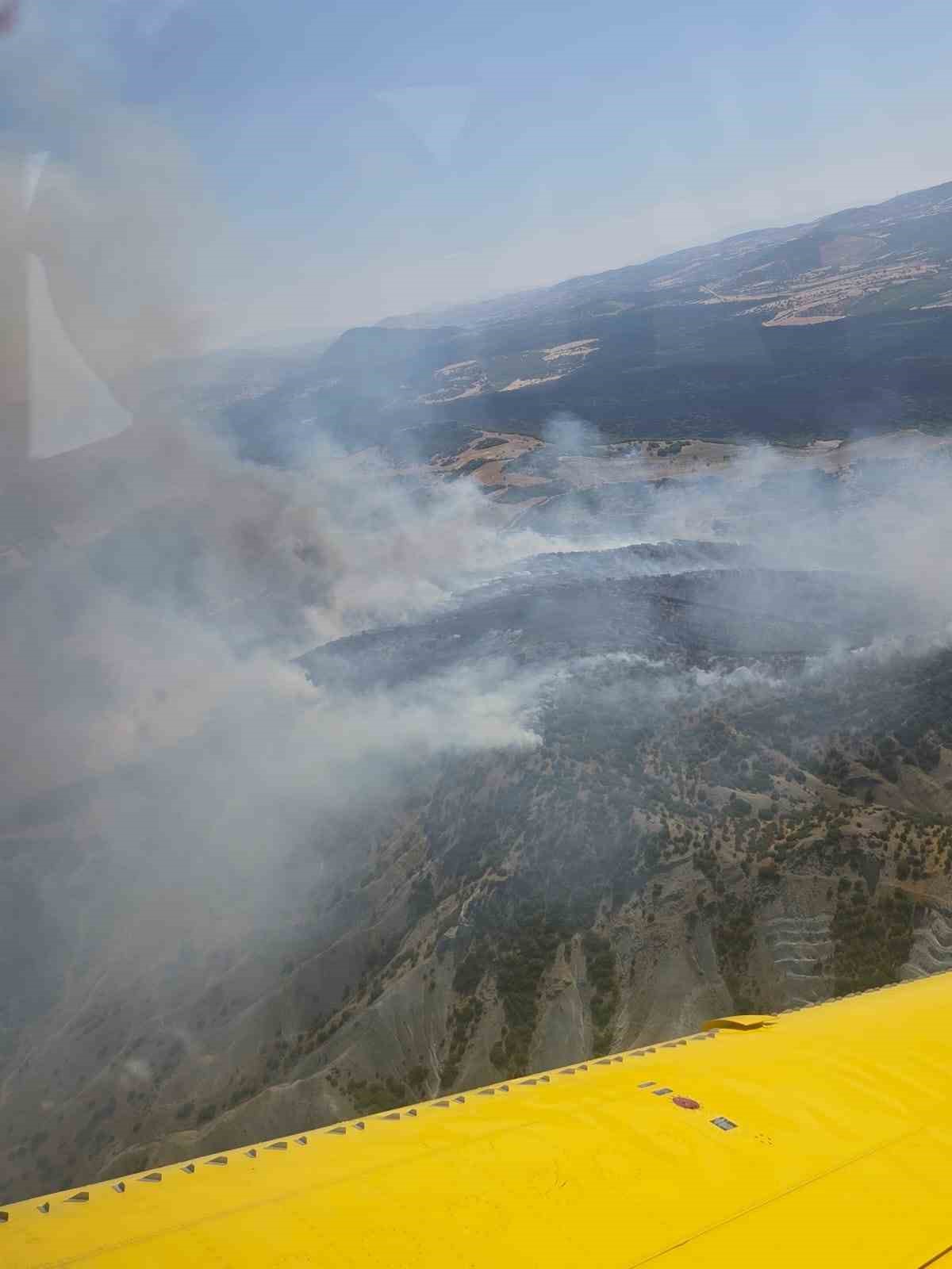 Manisa&rsquo;da ormanlık alanda yangın: Havadan ve karadan m&uuml;dahale başladı
