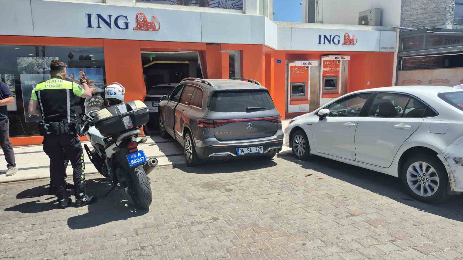 Cipin çarptığı otomobil bankaya girdi