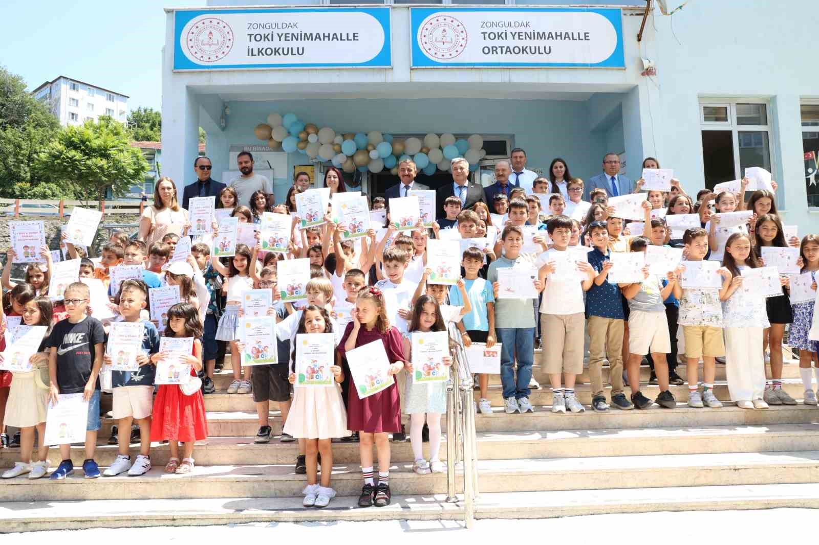 Vali Hacıbektaşoğlu öğrencilere karnelerini verdi