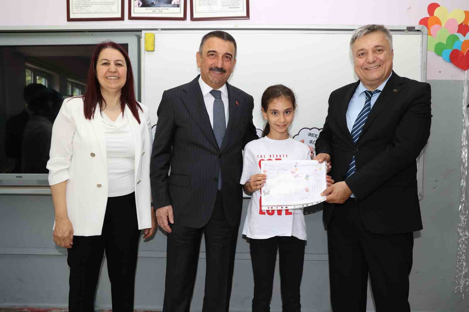 Vali Hacıbektaşoğlu &ouml;ğrencilere karnelerini verdi
