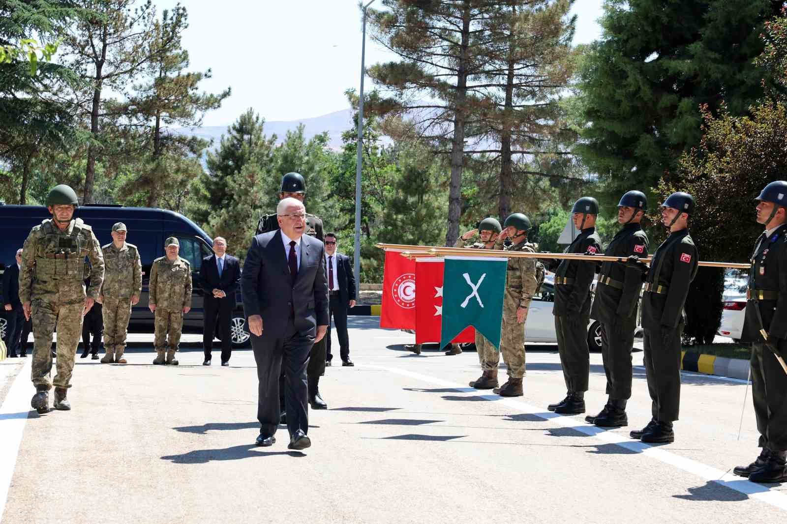 Bakan Güler 8’inci Kolordu Komutanlığında incelemelerde bulundu