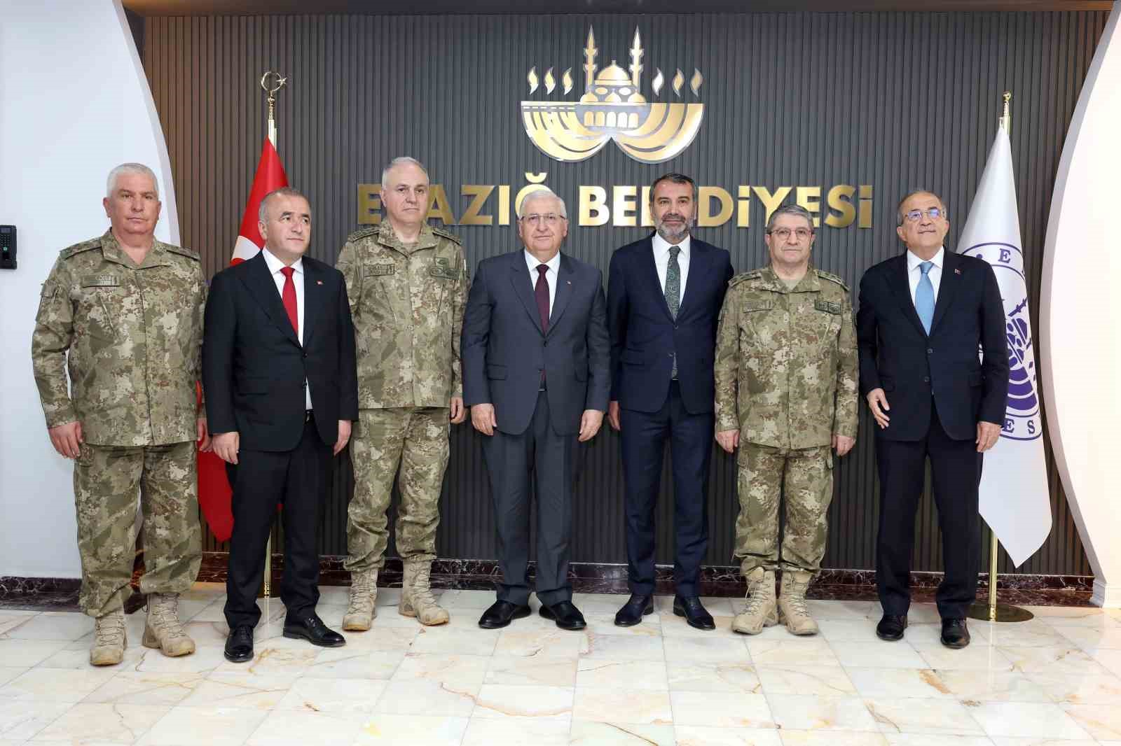 Bakan G&uuml;ler 8&rsquo;inci Kolordu Komutanlığında incelemelerde bulundu
