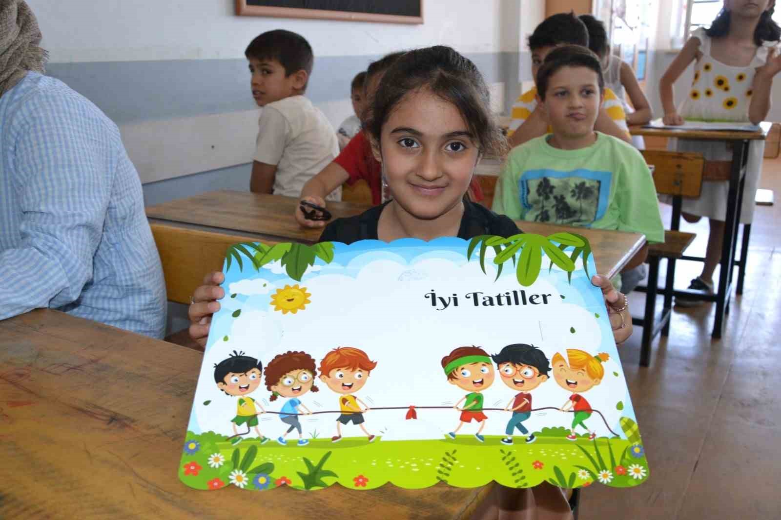 Öğrenciler karne mutluluğu yaşadı