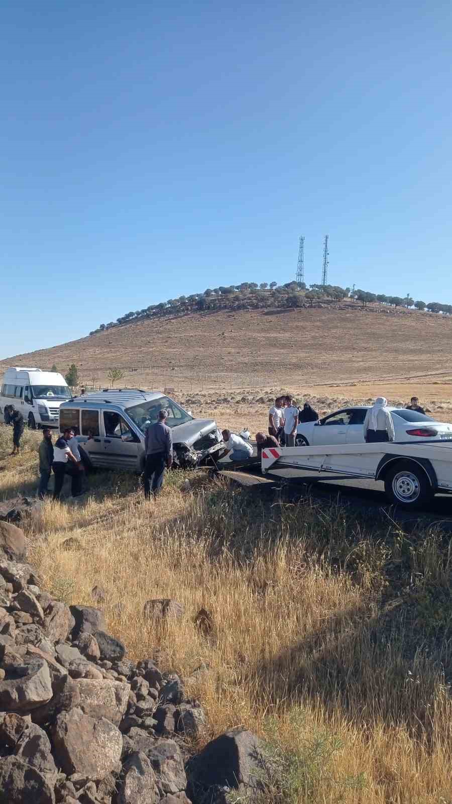 Hafif ticari araç savruldu, sürücüsü yaralandı