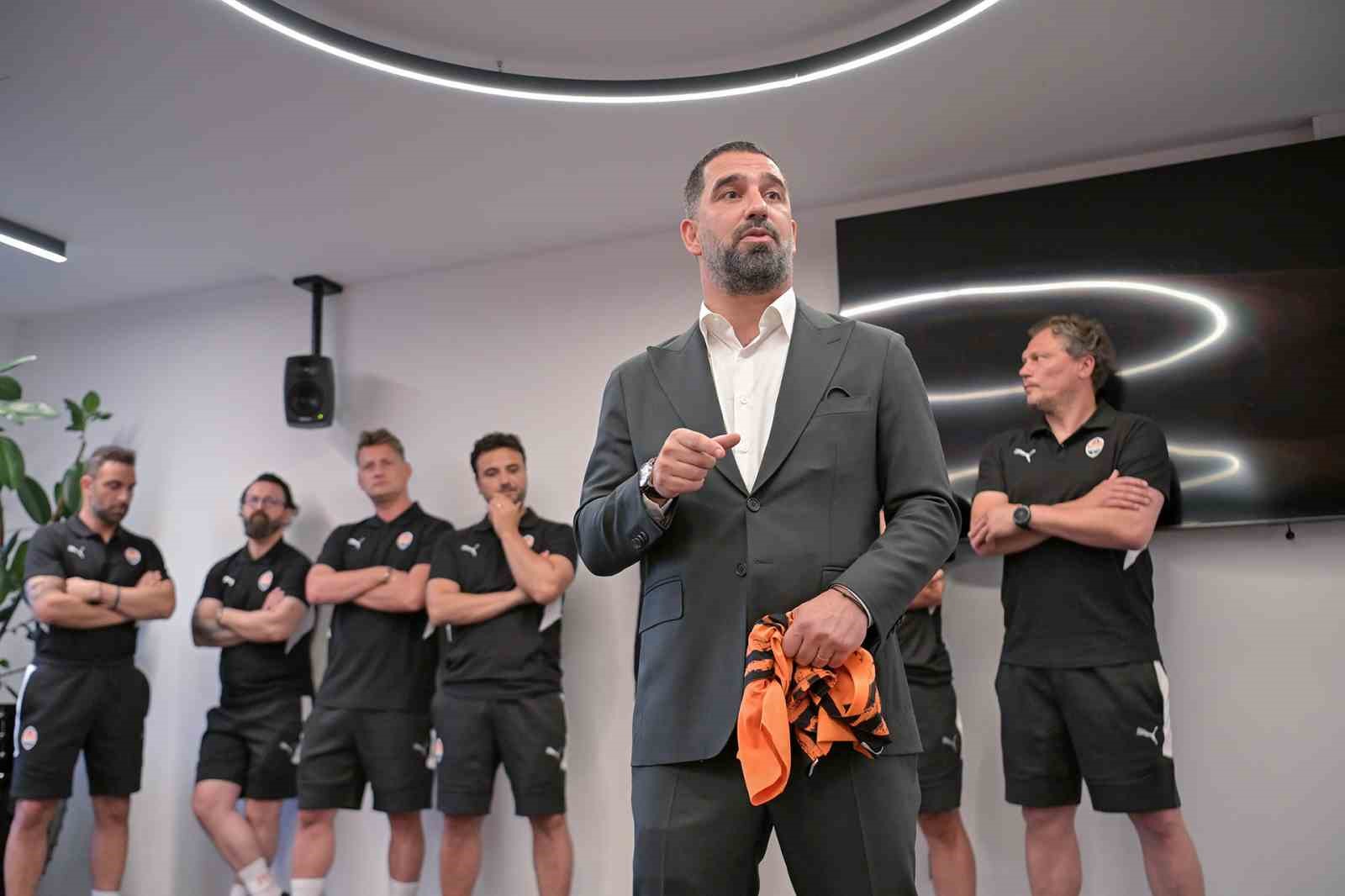 Arda Turan, yeni takımı Shakhtar Donetsk’te futbolcularla tanıştı