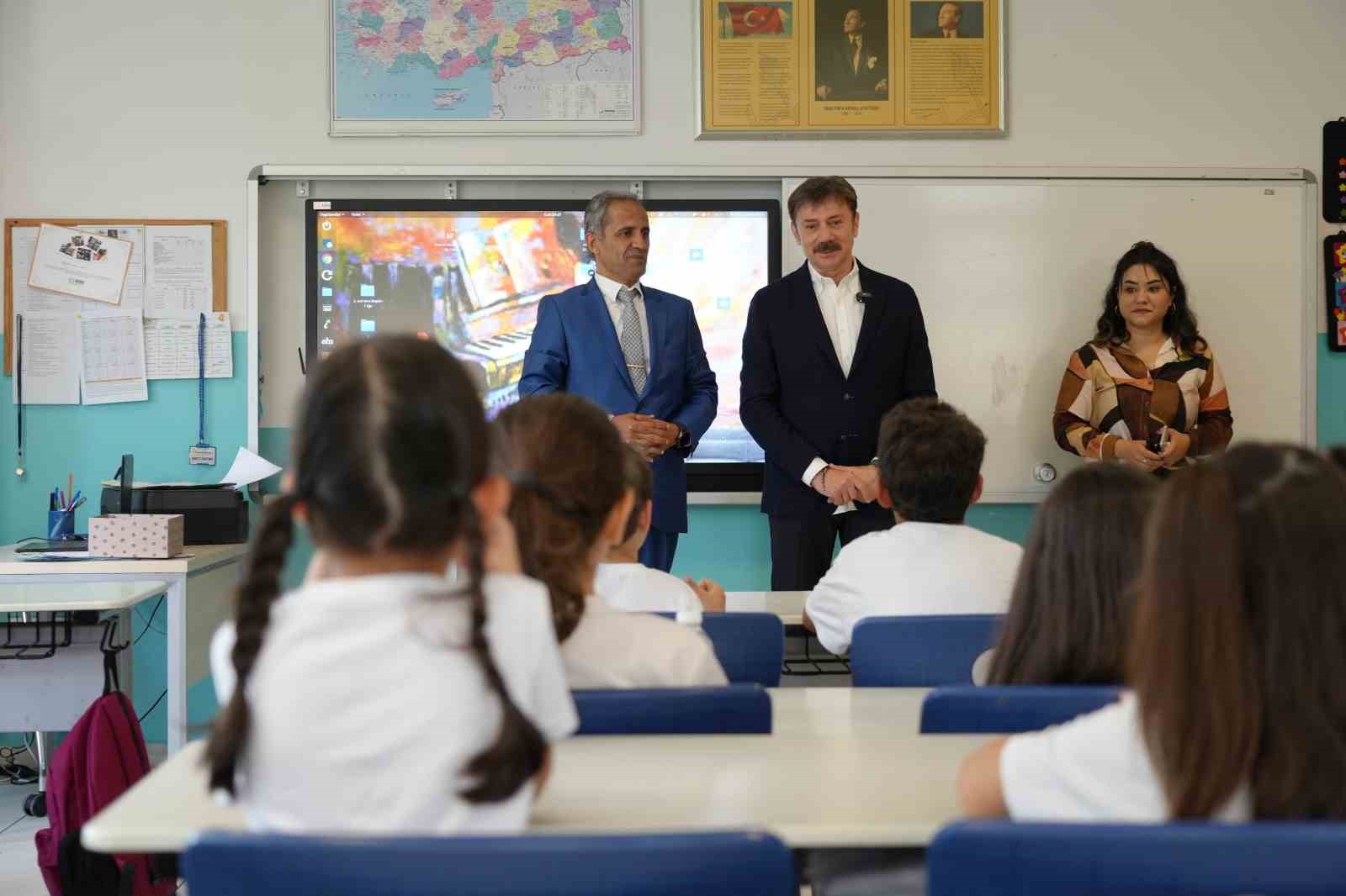 Milli Eğitim Bakanı Yusuf Tekin Bahçelievler’de öğrencilerin karne heyecanına ortak oldu