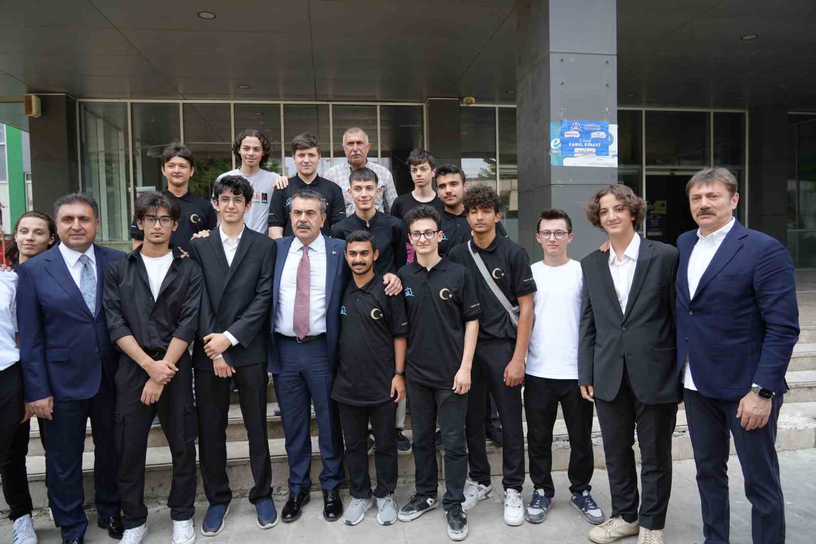 Milli Eğitim Bakanı Yusuf Tekin Bah&ccedil;elievler&rsquo;de &ouml;ğrencilerin karne heyecanına ortak oldu
