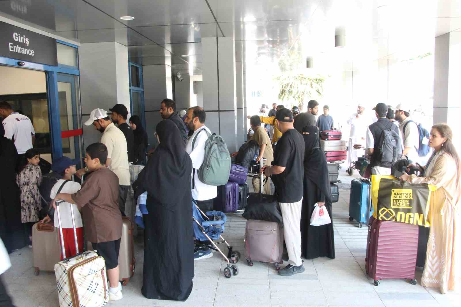 İran’dan tahliye edilen Ummanlı kafile uçakla Trabzon’dan ülkelerine dönüyor