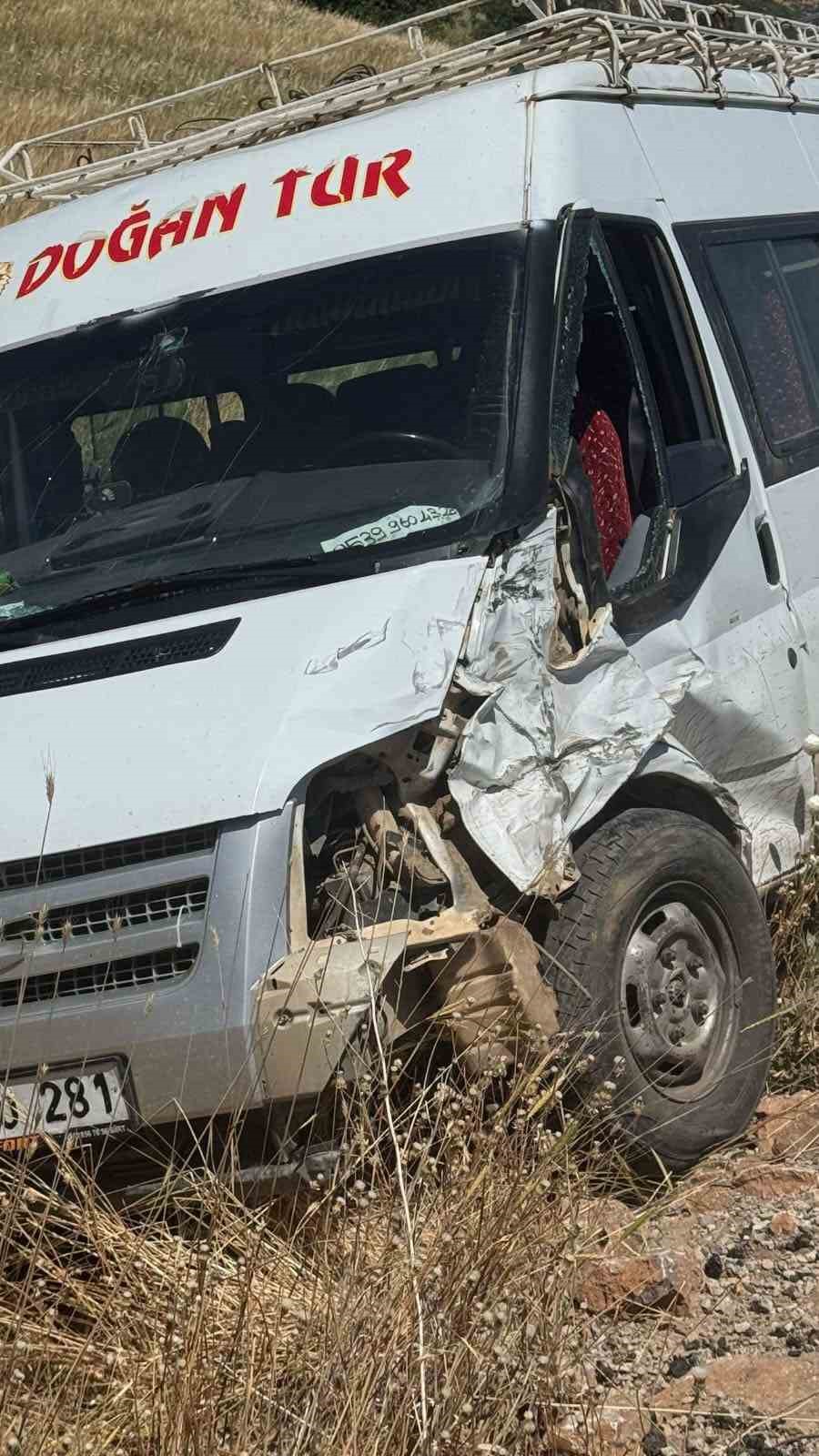 Siirt&rsquo;te minib&uuml;s ile kamyonet &ccedil;arpıştı: 1 yaralı
