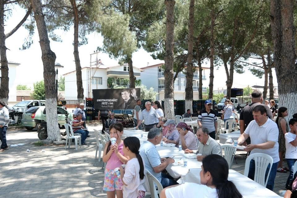 Tırazlar Mahallesi halkı Ferdi Zeyrek i&ccedil;in mevlit yemeği verdi
