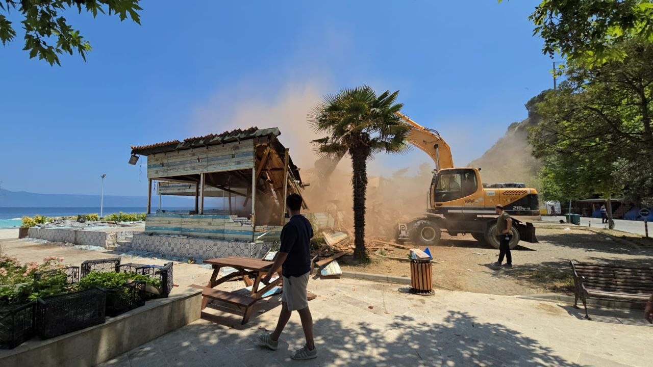 Mudanya Trilye’de 30 yıllık 4 kafe yıkıldı