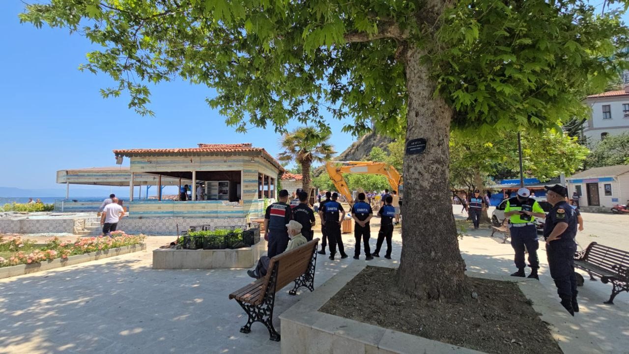 Mudanya Trilye&rsquo;de 30 yıllık 4 kafe yıkıldı
