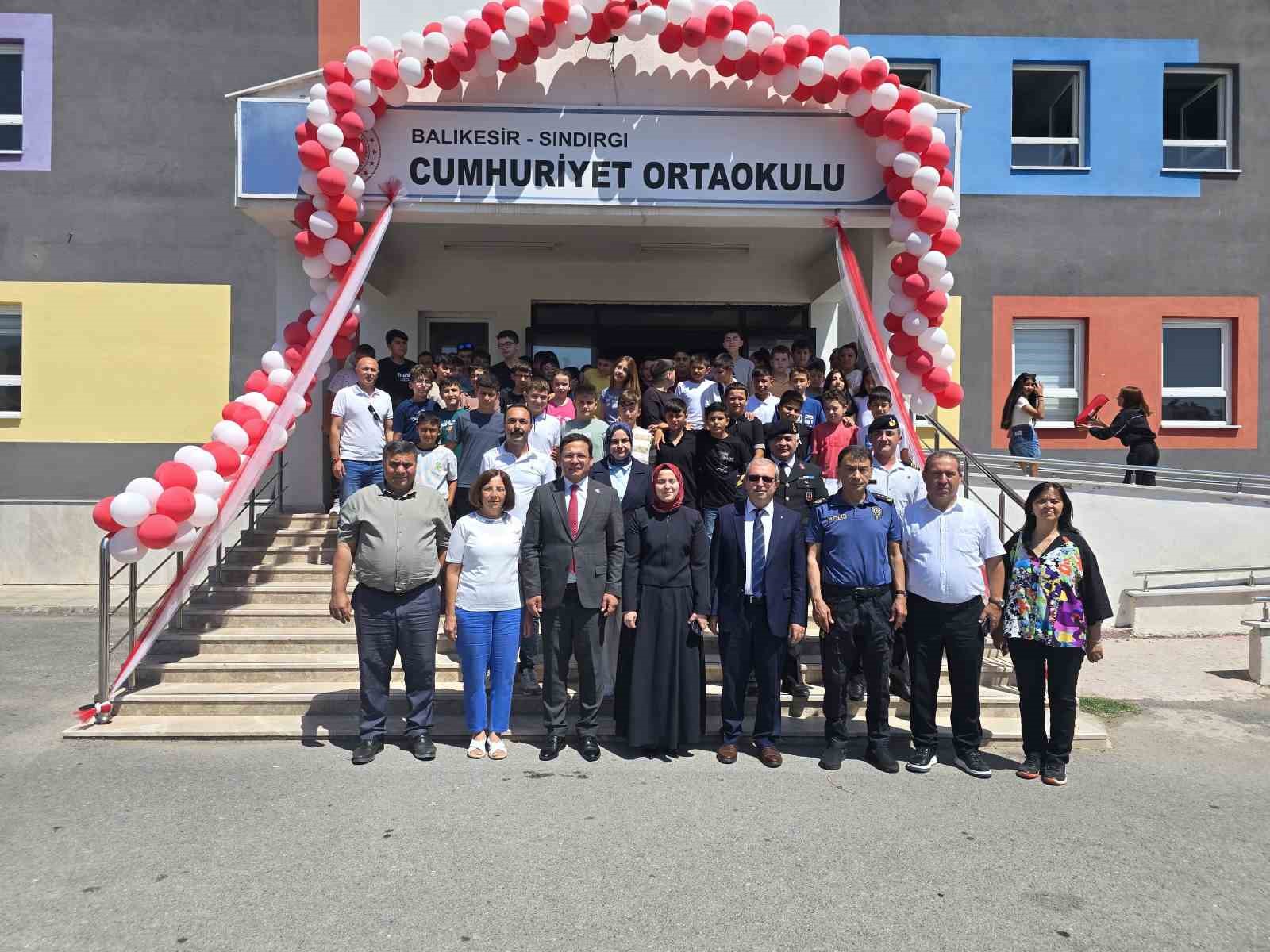 Sındırgı’da öğrencilerin karne sevinci
