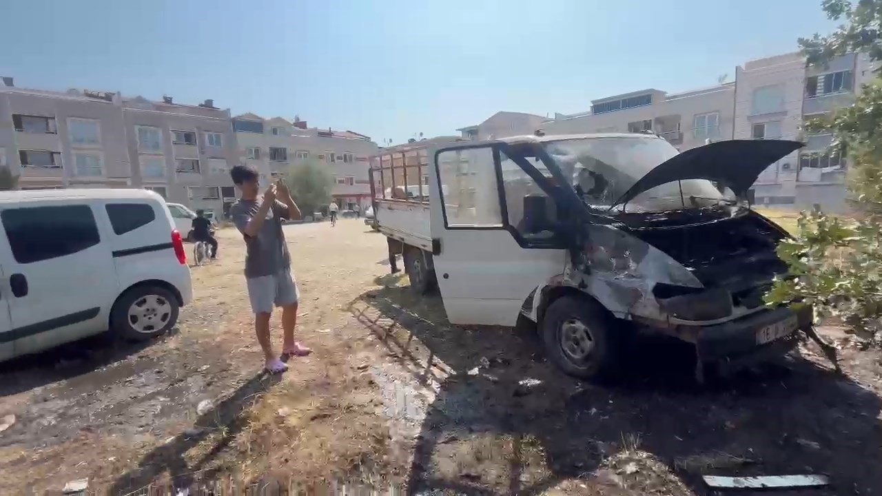 Tarlada başlayan yangın, 2 aracı k&uuml;le &ccedil;evirdi
