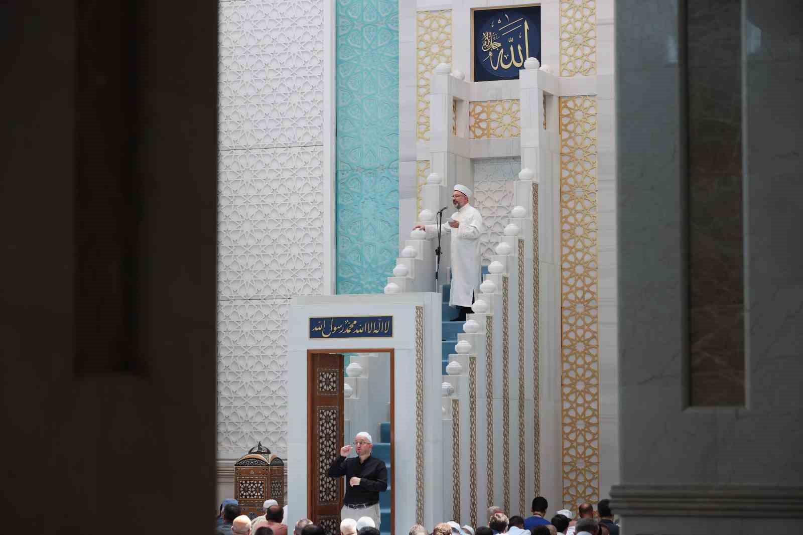 Diyanet İşleri Başkanı Erbaş, Ahmet Hamdi Akseki Camii’nde hutbe okudu