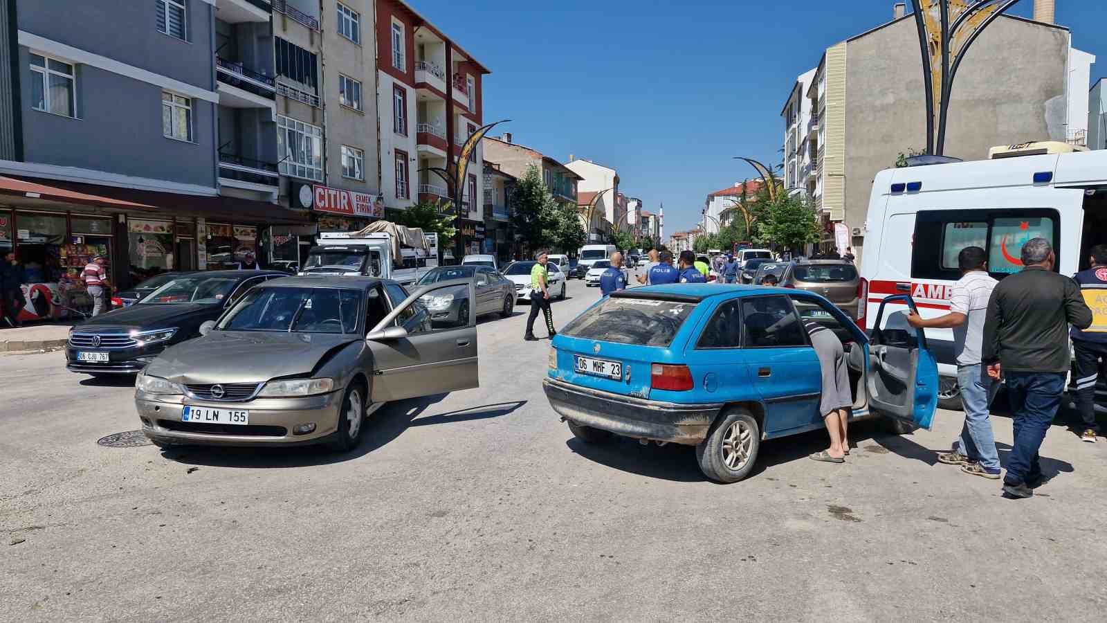 Çorum’da iki otomobil çarpıştı: 3 yaralı