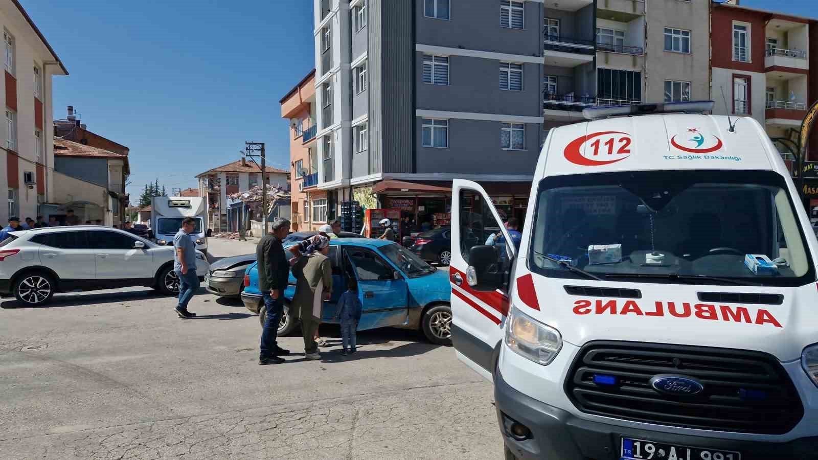 &Ccedil;orum&rsquo;da iki otomobil &ccedil;arpıştı: 3 yaralı
