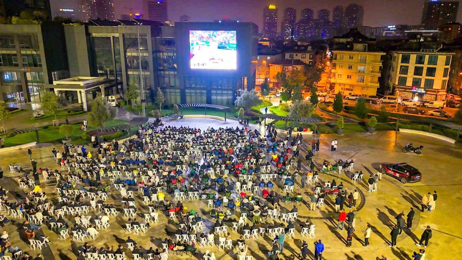 Ümraniye Belediye Meydanı yeni buluşma noktası haline geldi