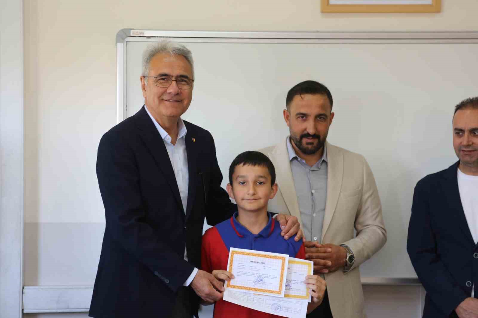 STSO Başkanı &Ouml;zdemir, &ouml;ğrencilerin karne heyecanına ortak oldu
