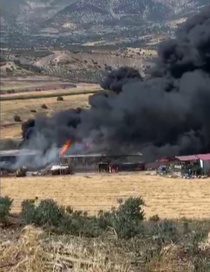 Depoda yangın çıktı, gökyüzünü kara dumanlar kapladı