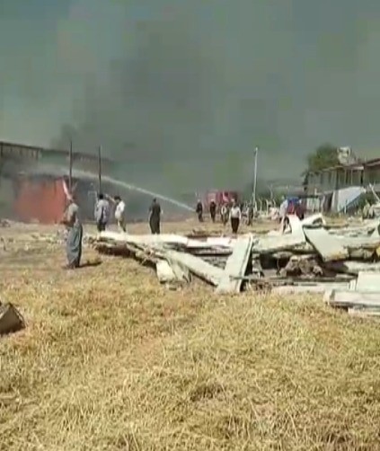 Depoda yangın &ccedil;ıktı, g&ouml;ky&uuml;z&uuml;n&uuml; kara dumanlar kapladı
