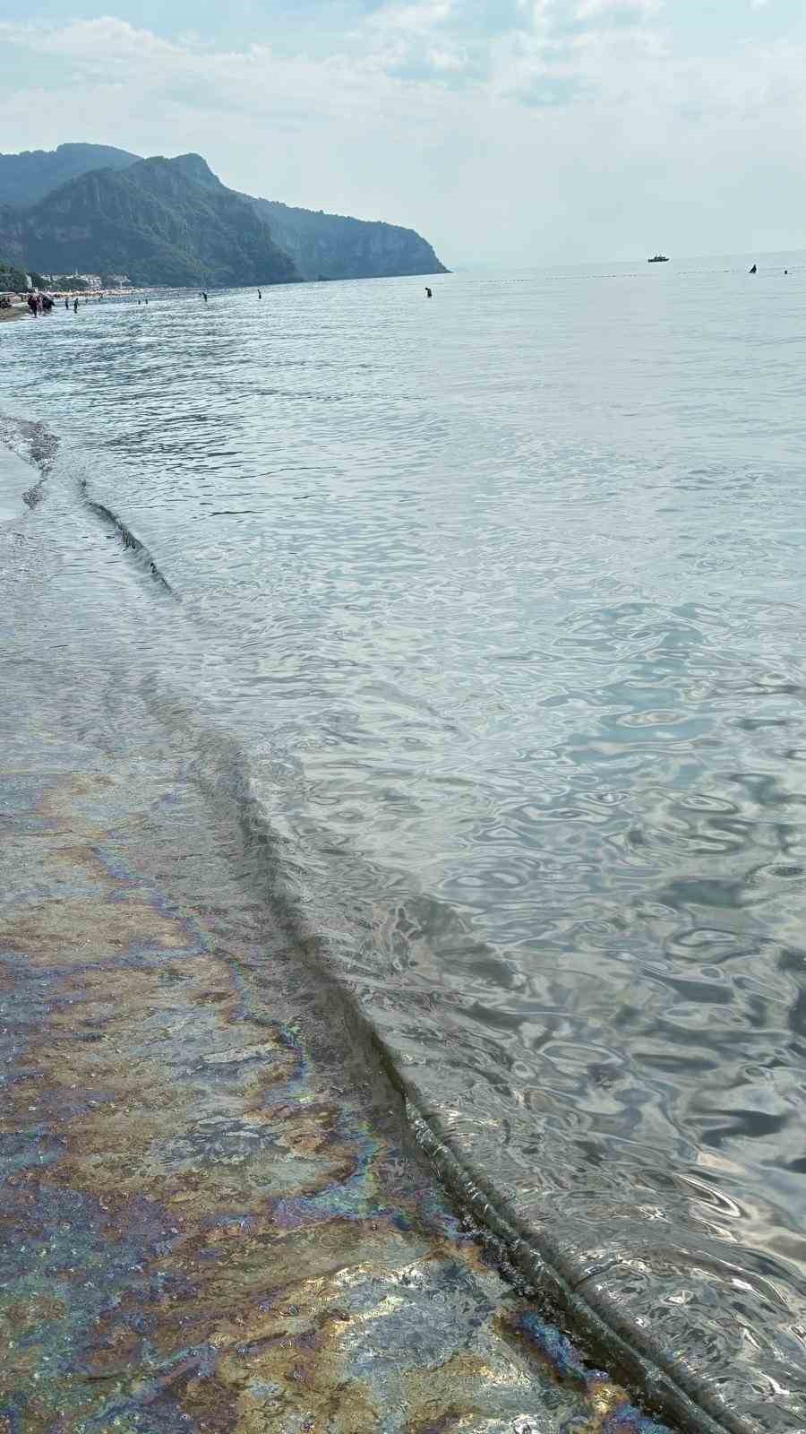 Deniz suyunun rengi değişti, vatandaşlar tahliye edildi
