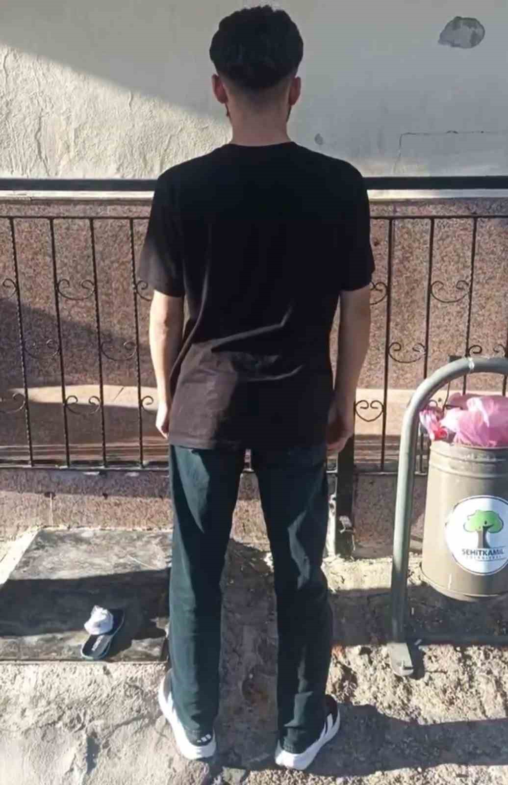 Gaziantep&rsquo;te 2 kardeşe silahla saldıran şahıs yakalandı: Saldırı anı kamerada
