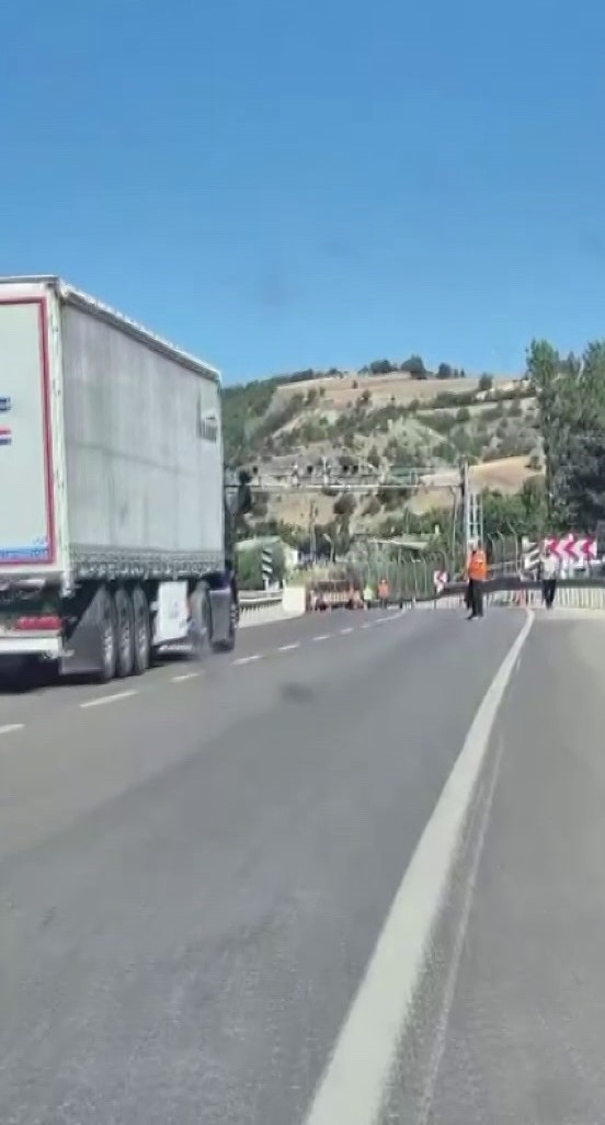 Sivas&rsquo;ta tır yayalara &ccedil;arptı: 1 &ouml;l&uuml;, 1 yararlı
