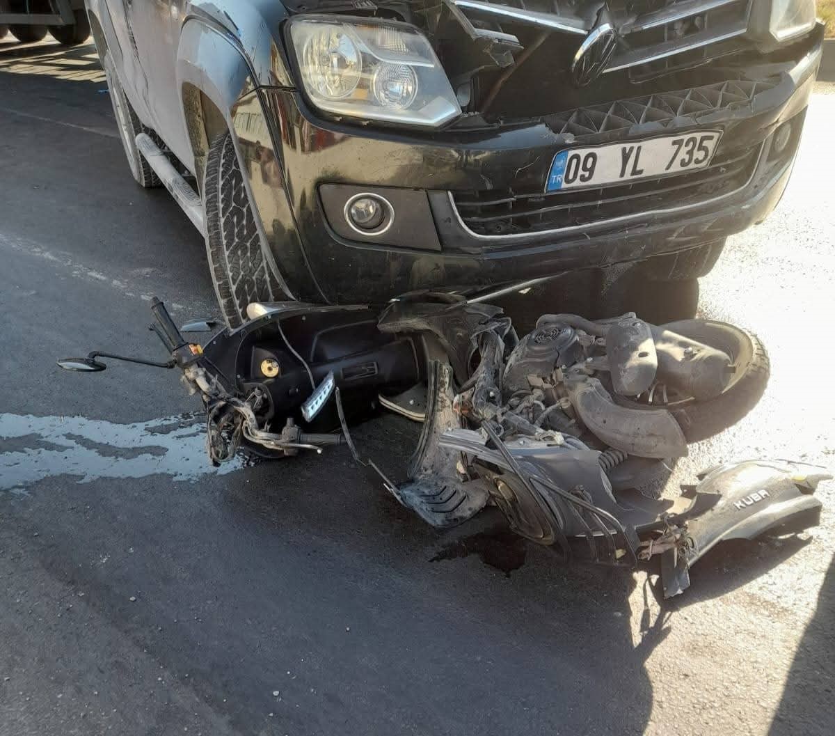 Motosiklet sürücüsü metrelerce sürüklendi