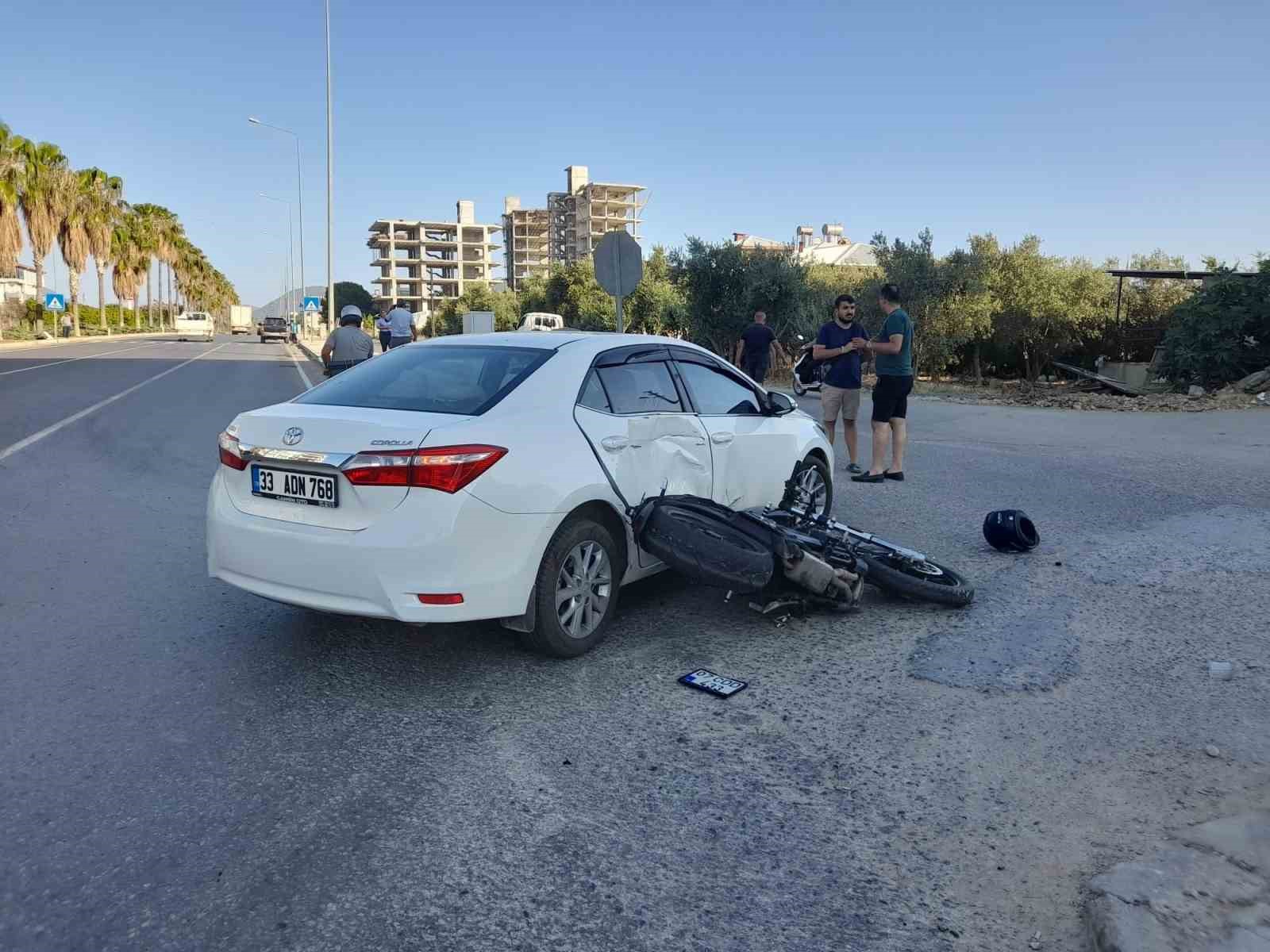 Otomobille çarpışan motosiklet sürücüsü yaralandı