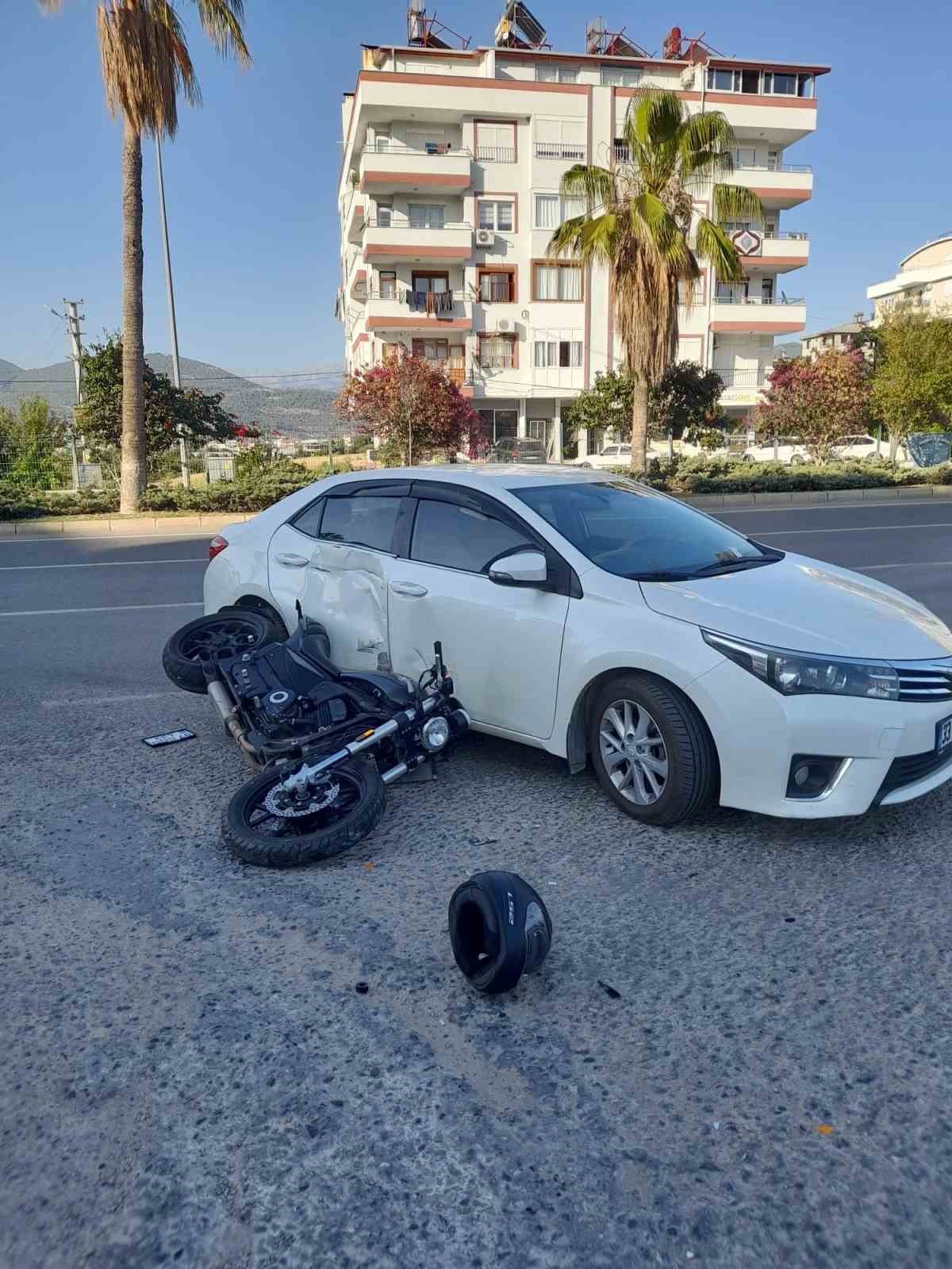Otomobille &ccedil;arpışan motosiklet s&uuml;r&uuml;c&uuml;s&uuml; yaralandı
