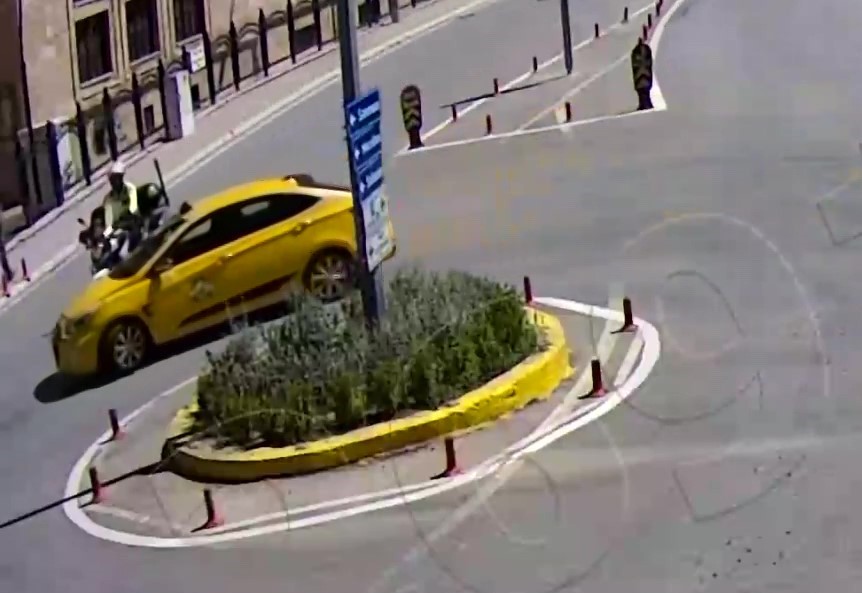 Amasya’da motosikletli polis ile ticari taksi çarpıştı: Kaza anı kamerada