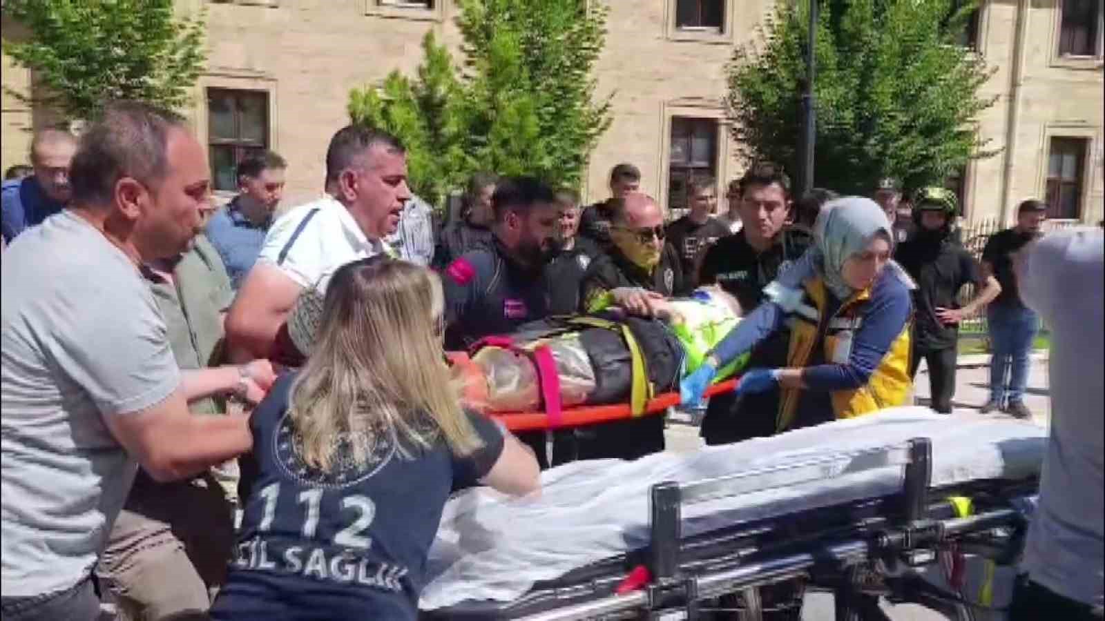 Amasya’da motosikletli polis ile ticari taksi çarpıştı: Kaza anı kamerada
