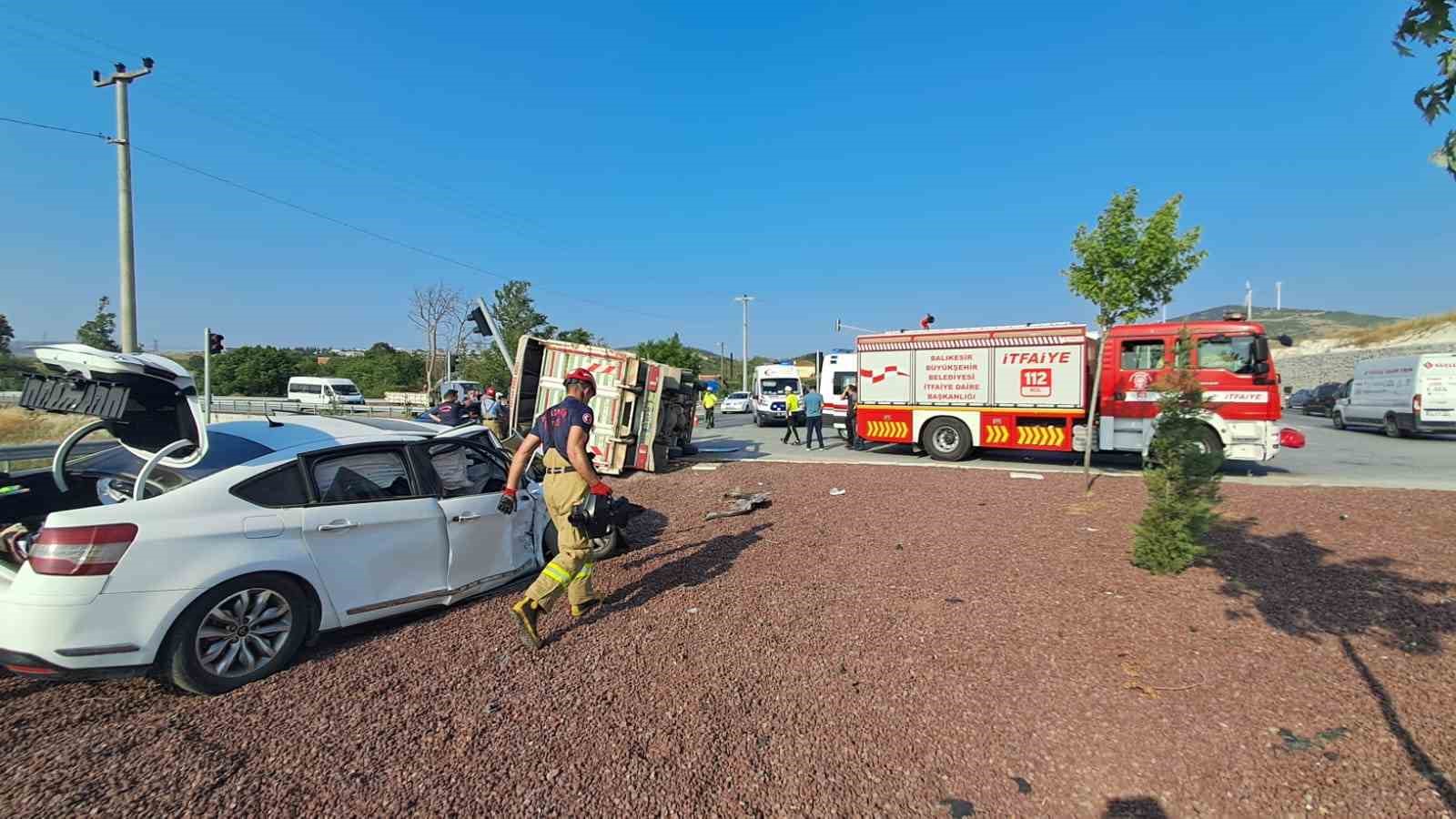 Balıkesir’de kamyon ile otomobil çarpıştı: 1 ölü, 1 yaralı