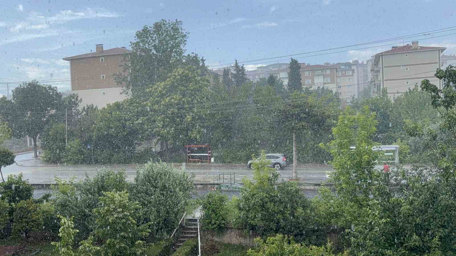 Yaz yağmuruna hazırlıksız yakalandılar
