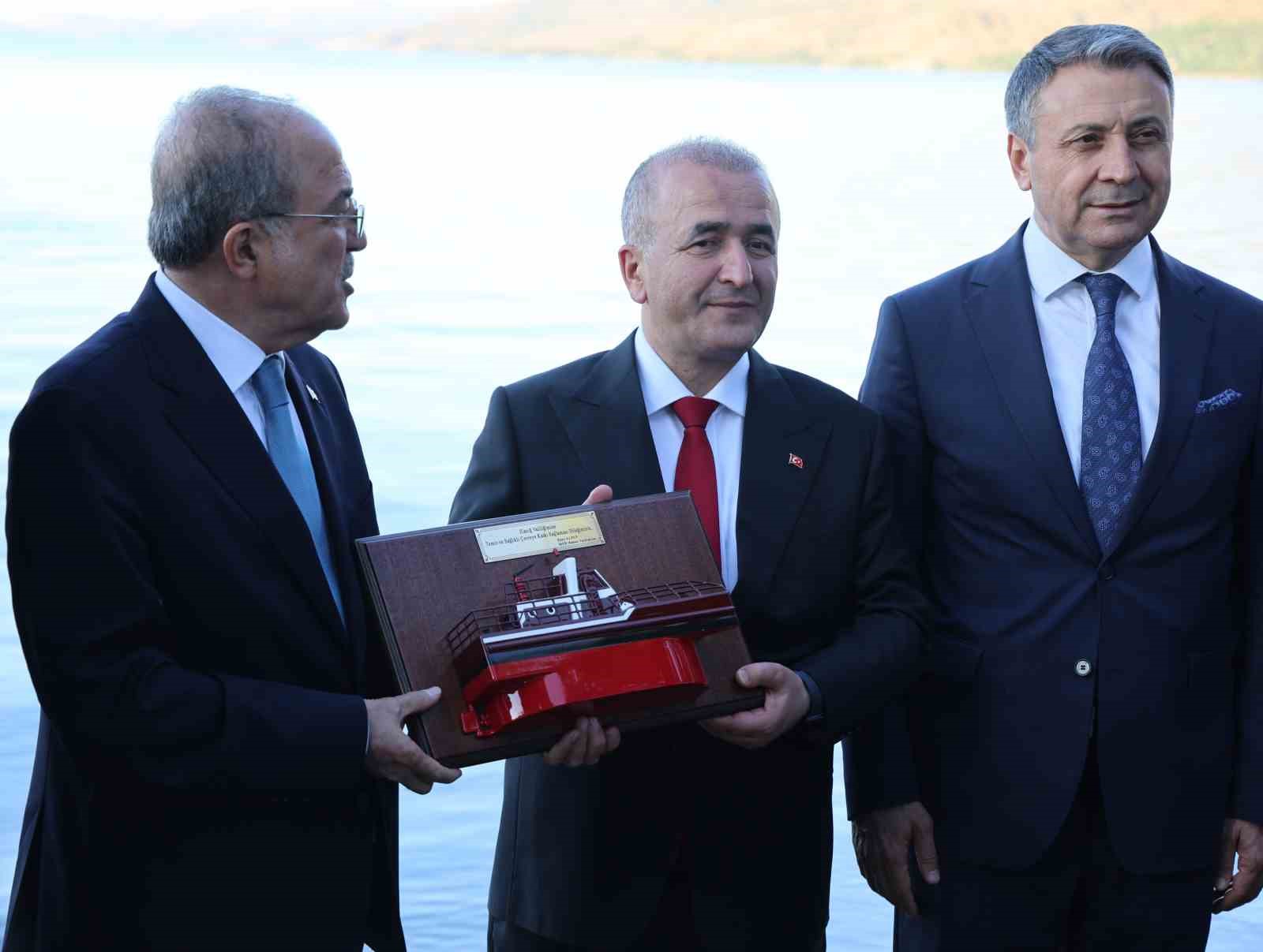 Hazar G&ouml;l&uuml; temizliği i&ccedil;in ilk adım atıldı: "Hazar&rsquo;ın Nefesi" hizmete girdi
