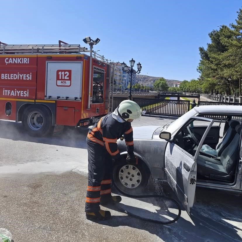 Çankırı’da seyir halindeki otomobil alev aldı