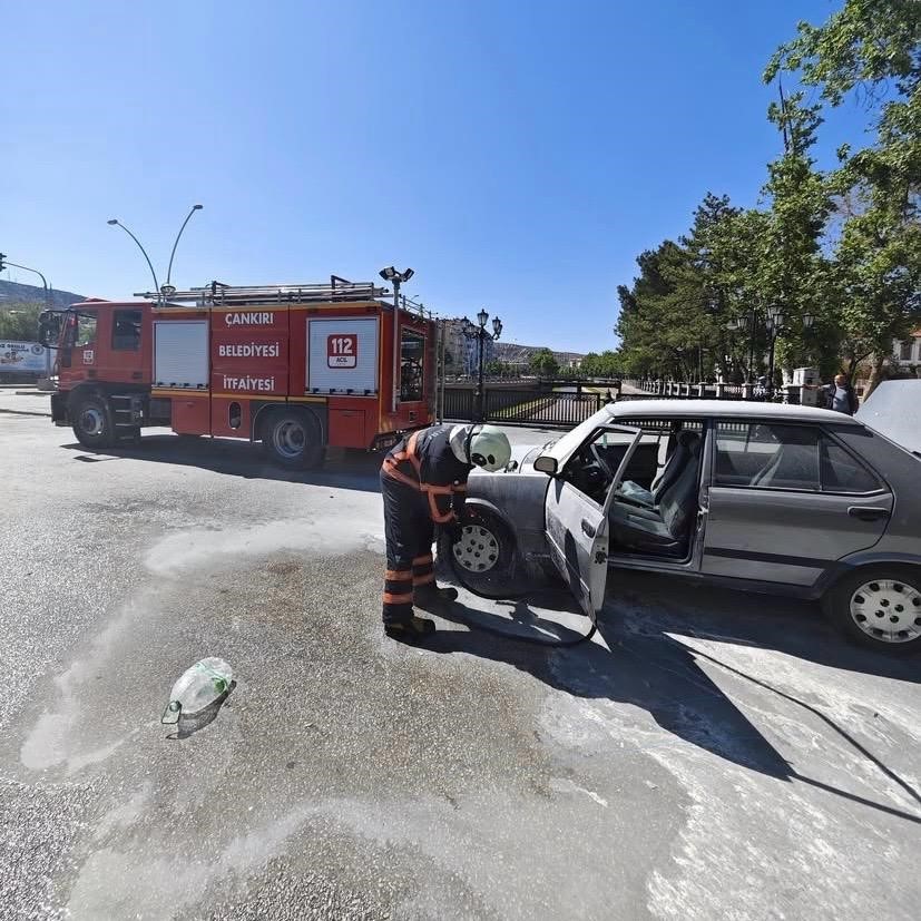 Çankırı’da seyir halindeki otomobil alev aldı