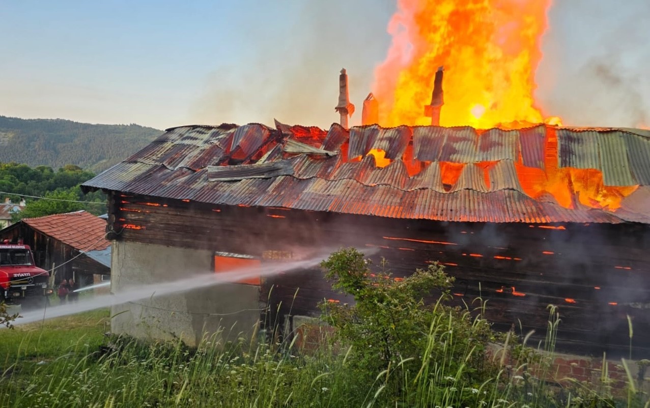 Alevlere teslim olan ev kullanılmaz hale geldi