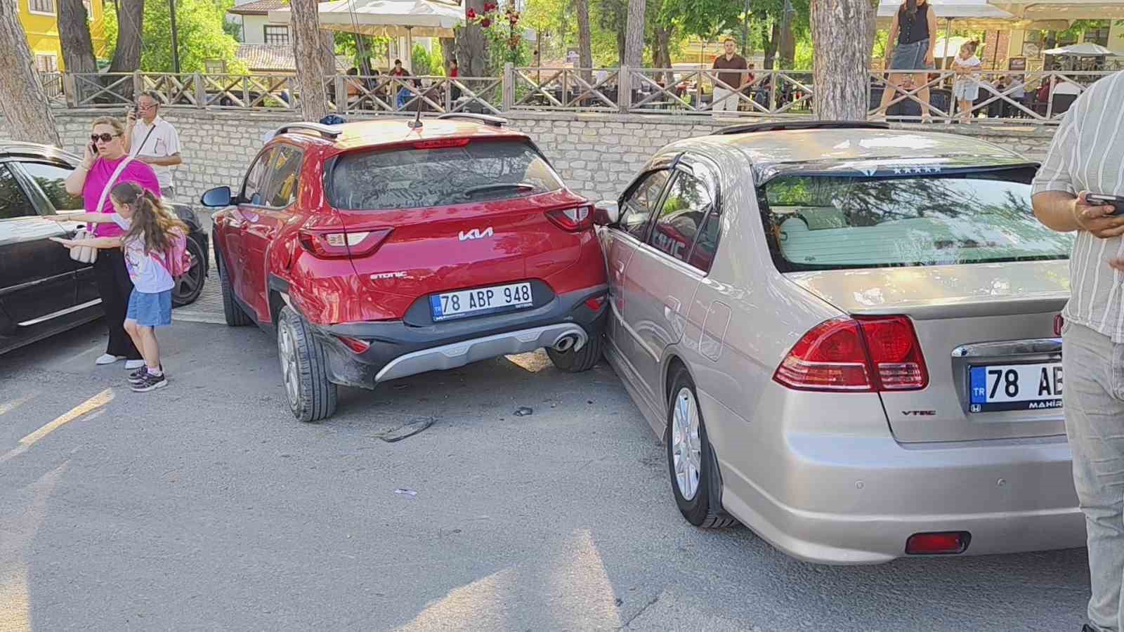 Kontrolden çıkan otomobil 3 araca çarptı: 1 yaralı