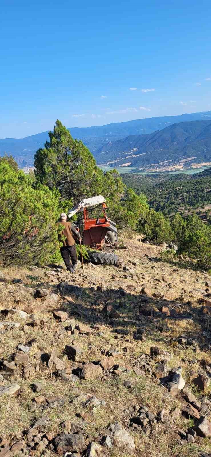 El freni &ccedil;ekilmeyen trakt&ouml;r şarampole yuvarlandı
