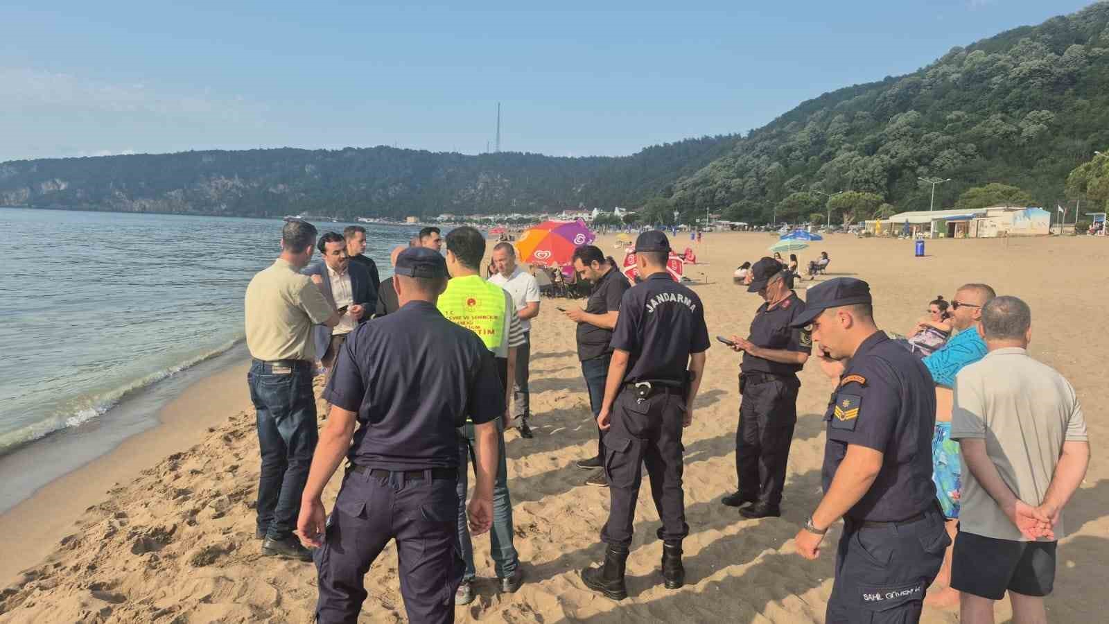 Bartın Valisi Arslan: "İlk tespitlerimize g&ouml;re denize yakıt bırakılması s&ouml;z konusu, kimin sebep olduğunu belirlemek i&ccedil;in &ccedil;alışmalar s&uuml;r&uuml;yor"
