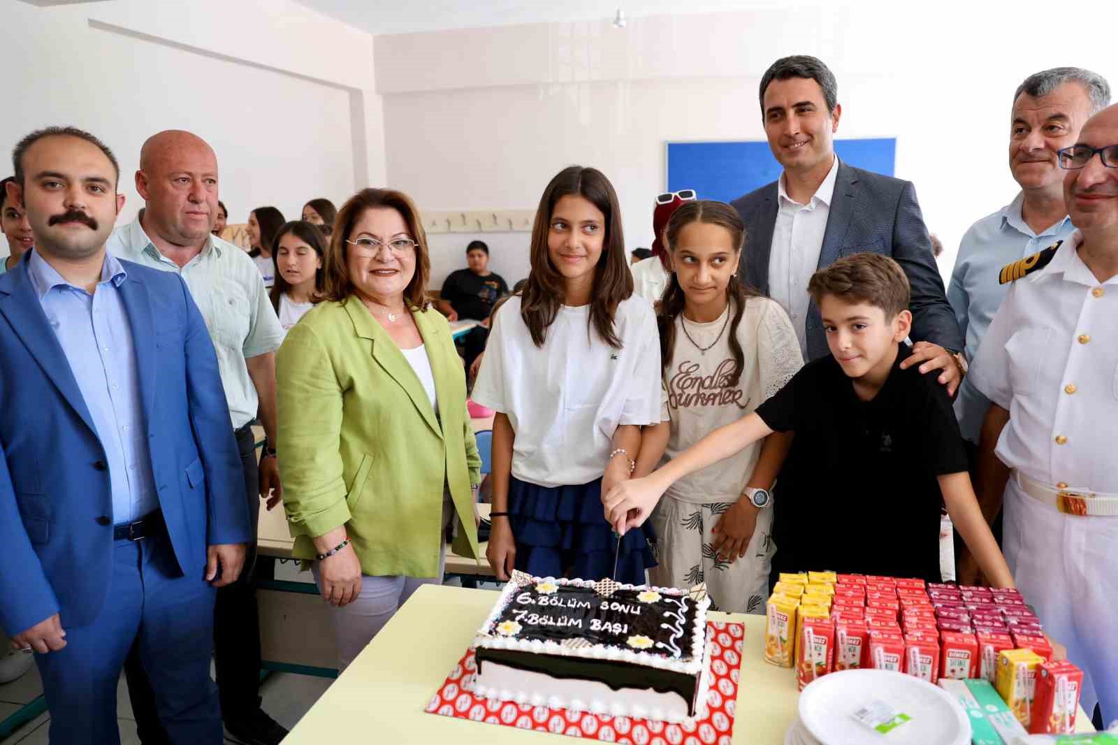 Başkan Gen&ccedil;ay, &ouml;ğrencilerin karne sevincine ortak oldu
