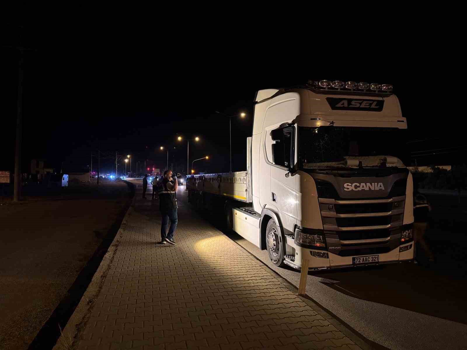 Tırla &ccedil;arpışan motosiklet s&uuml;r&uuml;c&uuml;s&uuml; hayatını kaybetti
