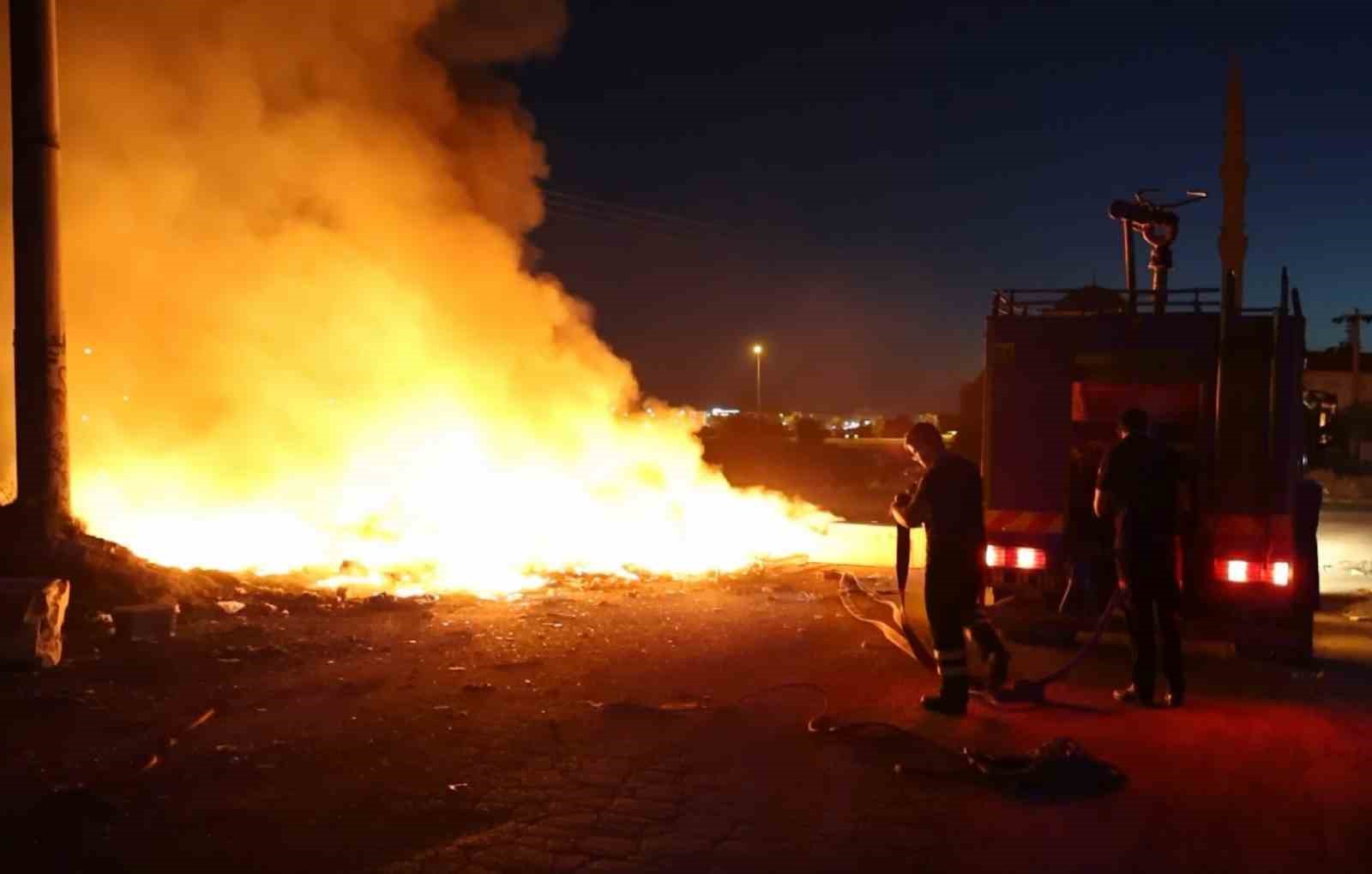 Şehrin merkezindeki &ccedil;&ouml;pl&uuml;kten y&uuml;kselen alevler korkuttu
