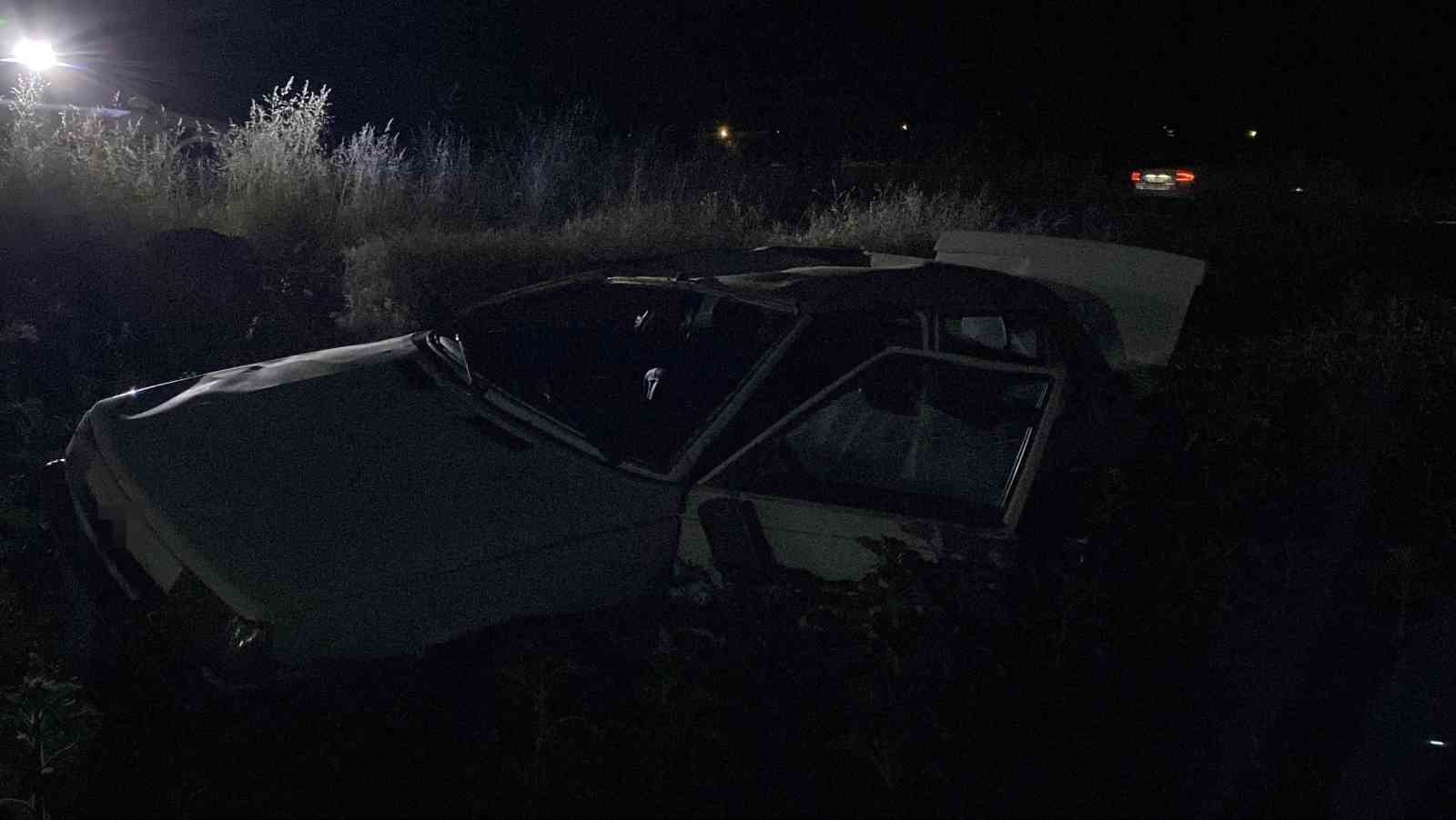 Palete &ccedil;arpan otomobil tarlaya savruldu: 1 yaralı
