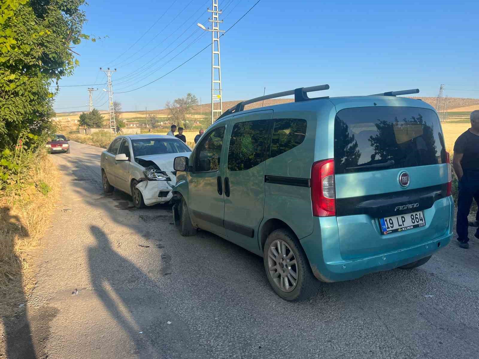 Çorum’da iki araç kafa kafaya çarpıştı: 4 yaralı