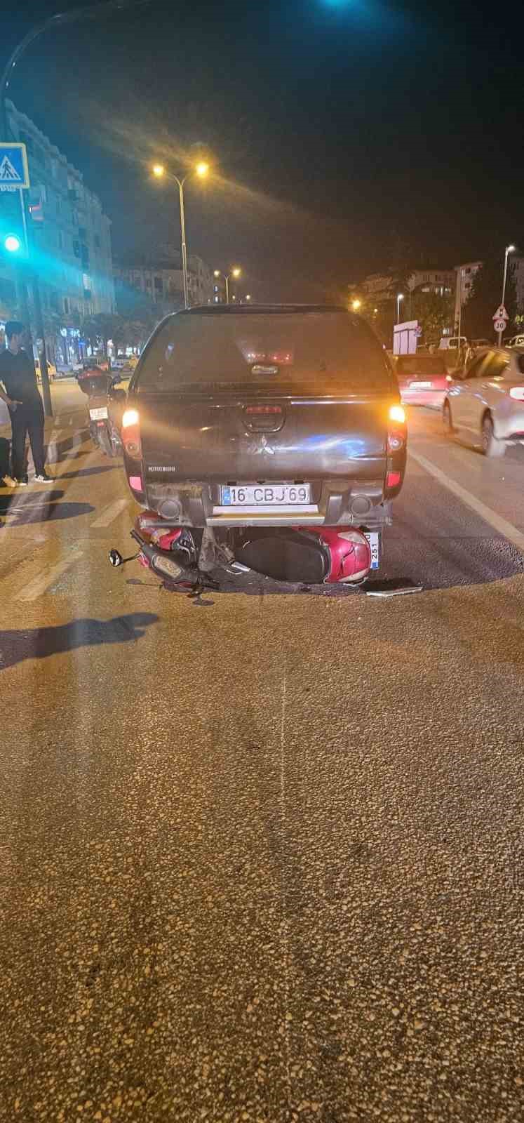 Motosiklet sürücüsü aracın altına girdi: 1 yaralı
