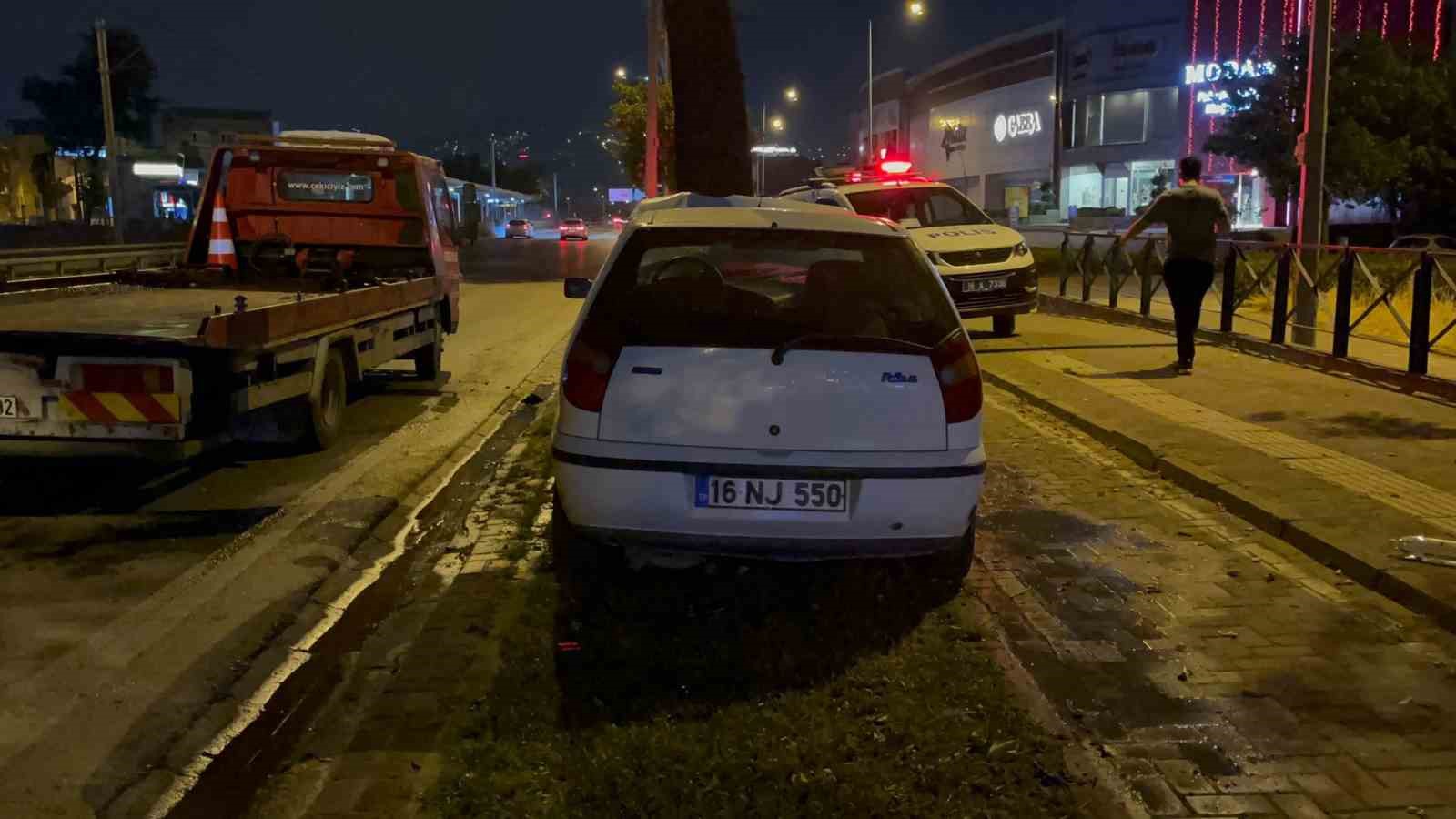 Direksiyon hakimiyetini kaybeden s&uuml;r&uuml;c&uuml; ağaca &ccedil;arptı
