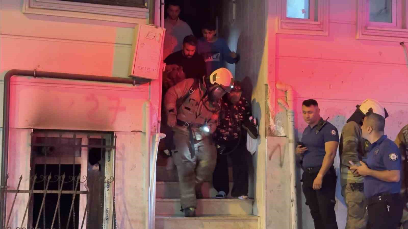 Esenyurt&rsquo;ta bodrum katta &ccedil;ıkan yangın korkuttu: 14 kişi tahliye edildi
